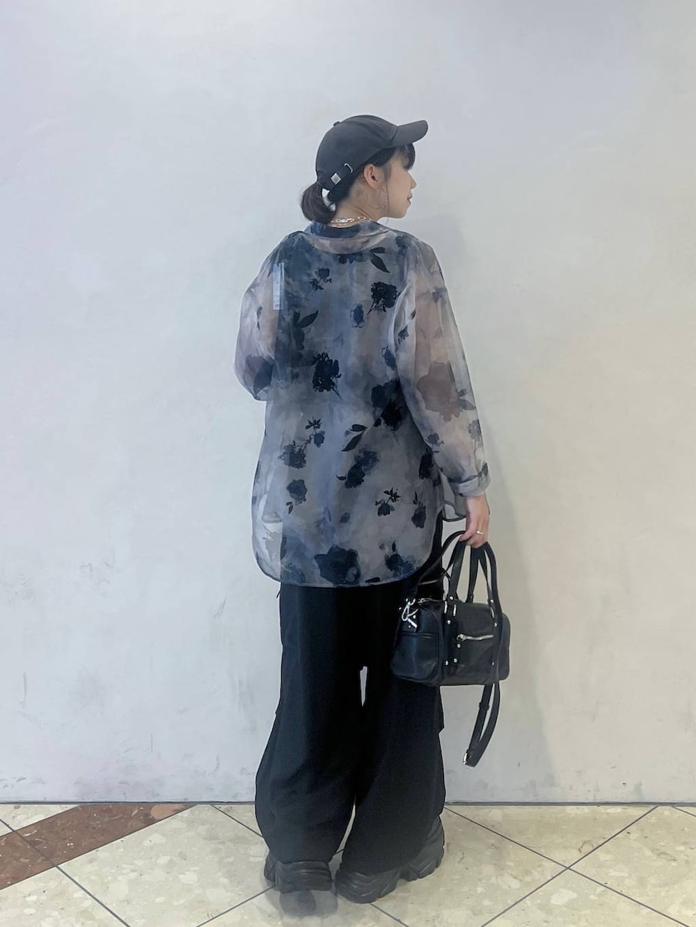ブラック系のショルダーバッグ、ブラック系のカーゴパンツ、グレー系のシャツ/ブラウスを着用したレディースの夏コーディネートの2枚目の写真