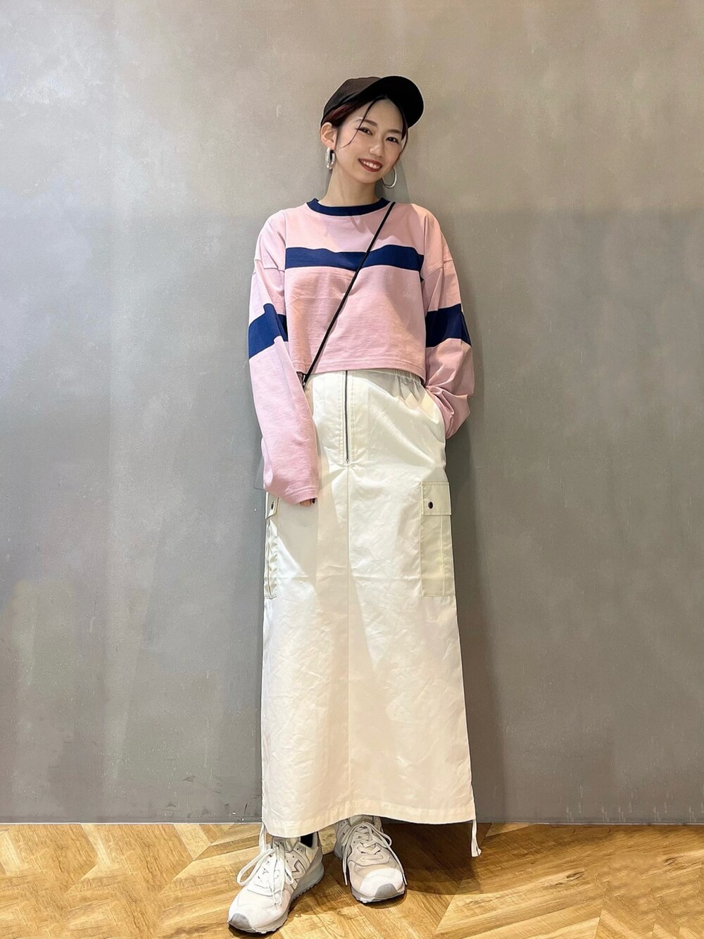 「私の推しブランド、JEANASiS、春コーデ、ピンク、ホワイト、ロンT、スカート、春カラー、スニーカー、キャップ、シンプルコーデ、おしゃれさんと繋がりたい、ショート丈トップス、オトナカジュアル」｜「JEANASISのカラースマホショルダー/181073（スマホグッズ、ブラック系）」を使った、tagochiさん（骨格ウェーブ・レディース・159cm）の冬コーディネートの2枚目の写真
