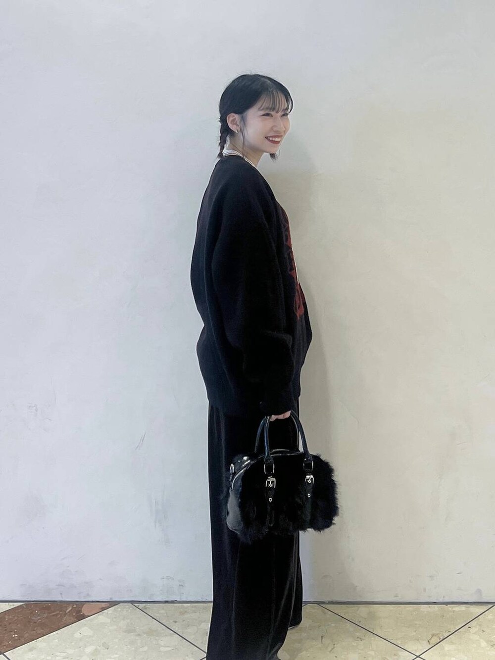 ブラック系のニット/セーター、ブラウン系のその他パンツ、ブラック系のボストンバッグを着用したレディースの秋コーディネートの2枚目の写真