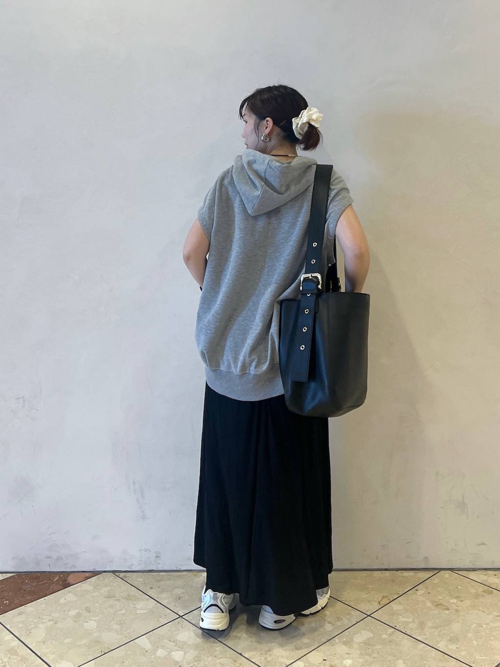 「ラフ、eL、夏コーデ、LOWRYS FARM、スカート、体型カバー、カジュアル、モード」｜「eLの【eL】Big Shoulder Bag/184697（ショルダーバッグ、ブラック系）」を使った、tagochiさん（レディース・159cm）の夏コーディネートの3枚目の写真
