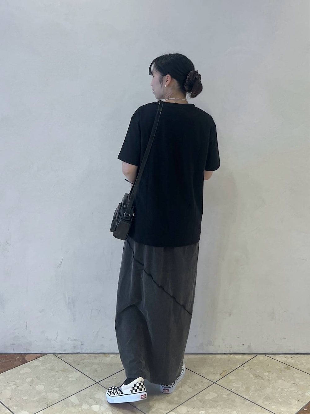 ブラック系のTシャツ/カットソー、ブラック系のワンピース、ブラック系のショルダーバッグを着用したレディースの夏コーディネートの2枚目の写真