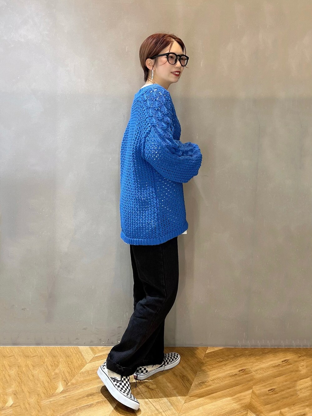 ブルー系のニット/セーター、ホワイト系のTシャツ/カットソー、ブラック系のデニムパンツを着用したレディースの冬コーディネートの3枚目の写真