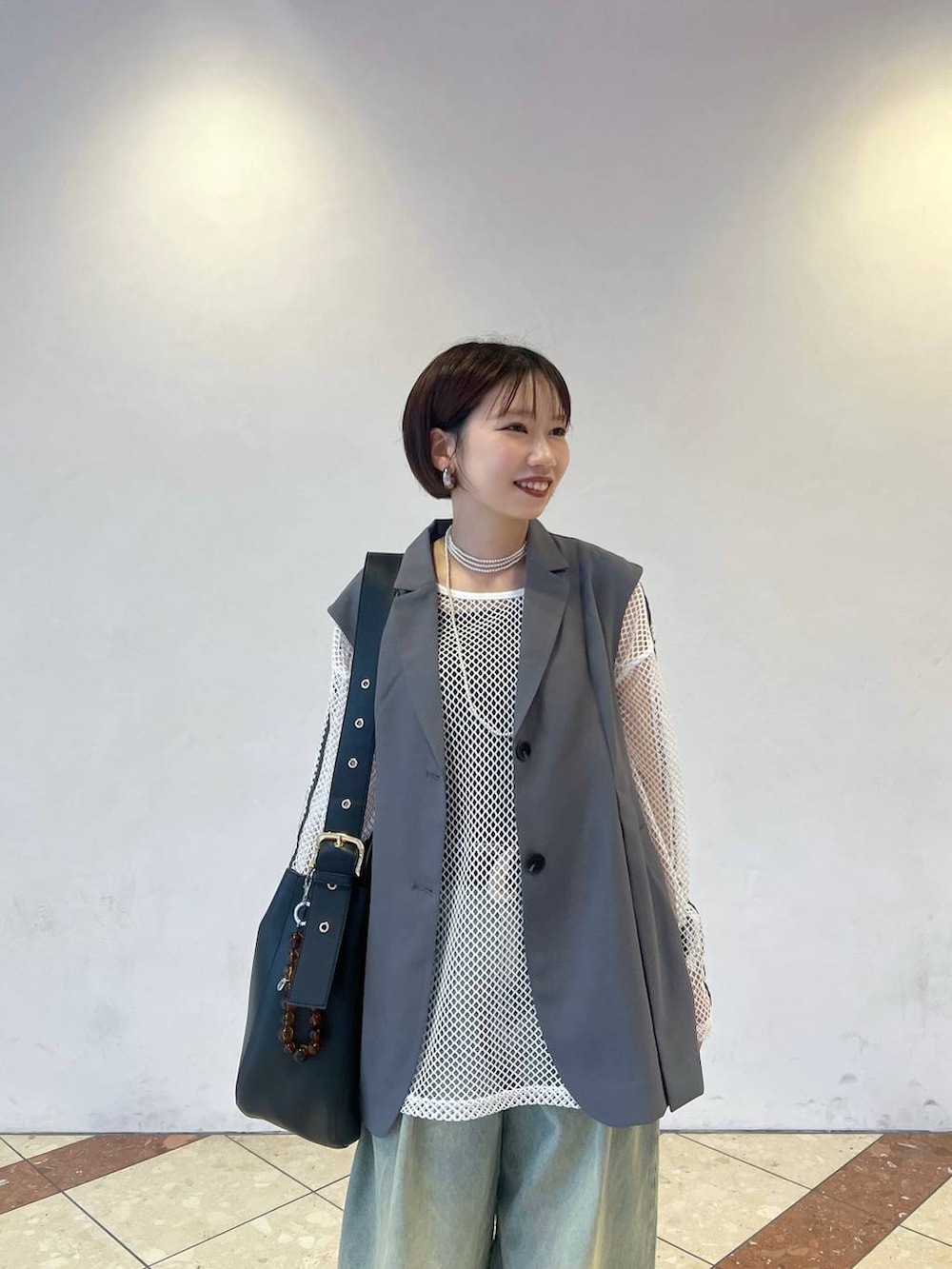「ラフ、カジュアル、モード、春夏コーデ、PAGEBOY、デニムパンツ、ベスト、スニーカー」｜「PAGEBOYのプラットチャンキースニーカー（スニーカー、ブラック系）」を使った、tagochiさん（レディース・159cm）の春コーディネートの3枚目の写真