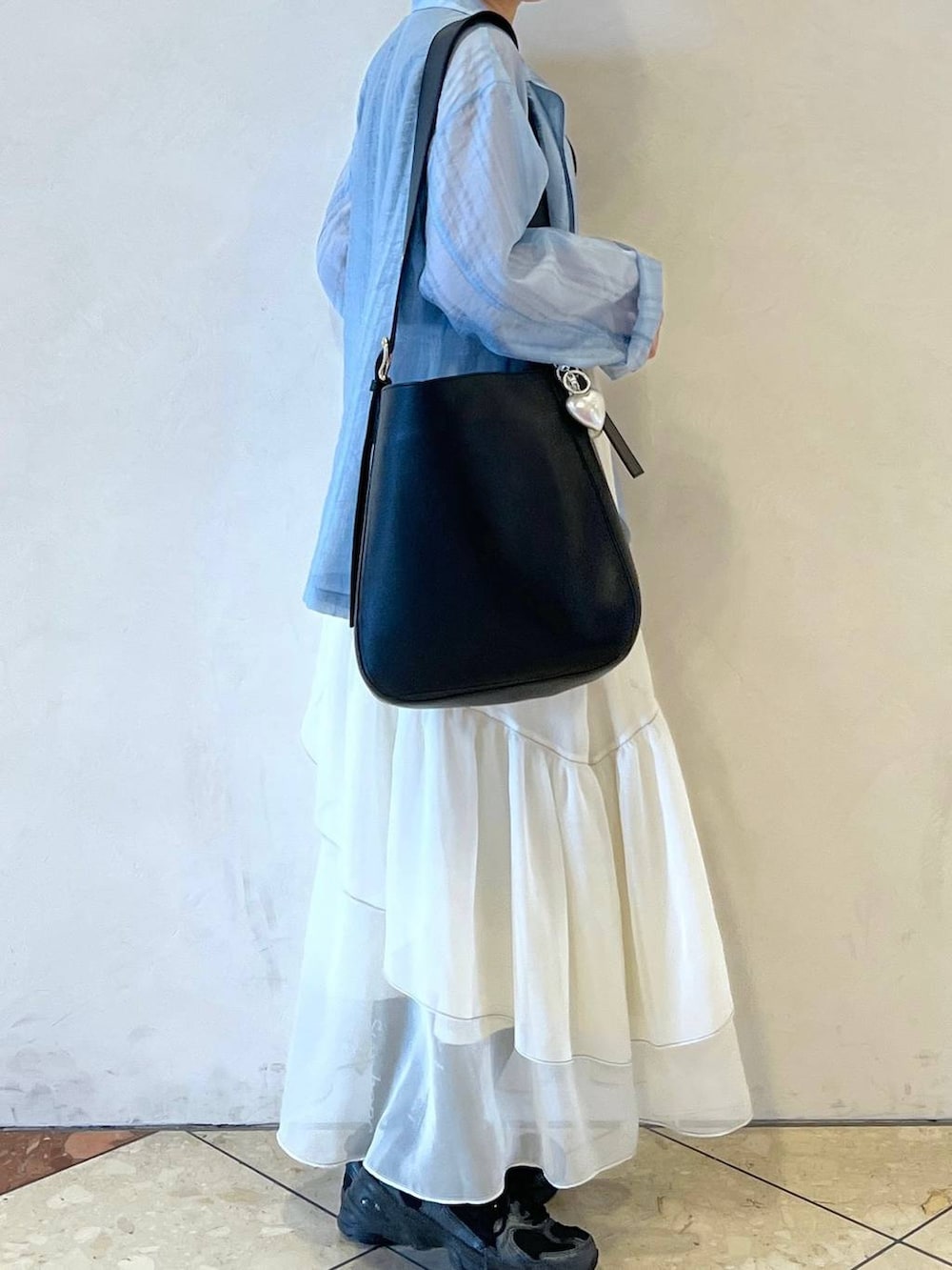 「カジュアル、モード、ラフ、PAGEBOY、ジャケットスタイル、シャツ、春コーデ、スカート、スニーカー」｜「JEANASISの【new balance】MR530/128591（その他シューズ、ブラック系）」を使った、tagochiさん（レディース・159cm）の春コーディネートの2枚目の写真