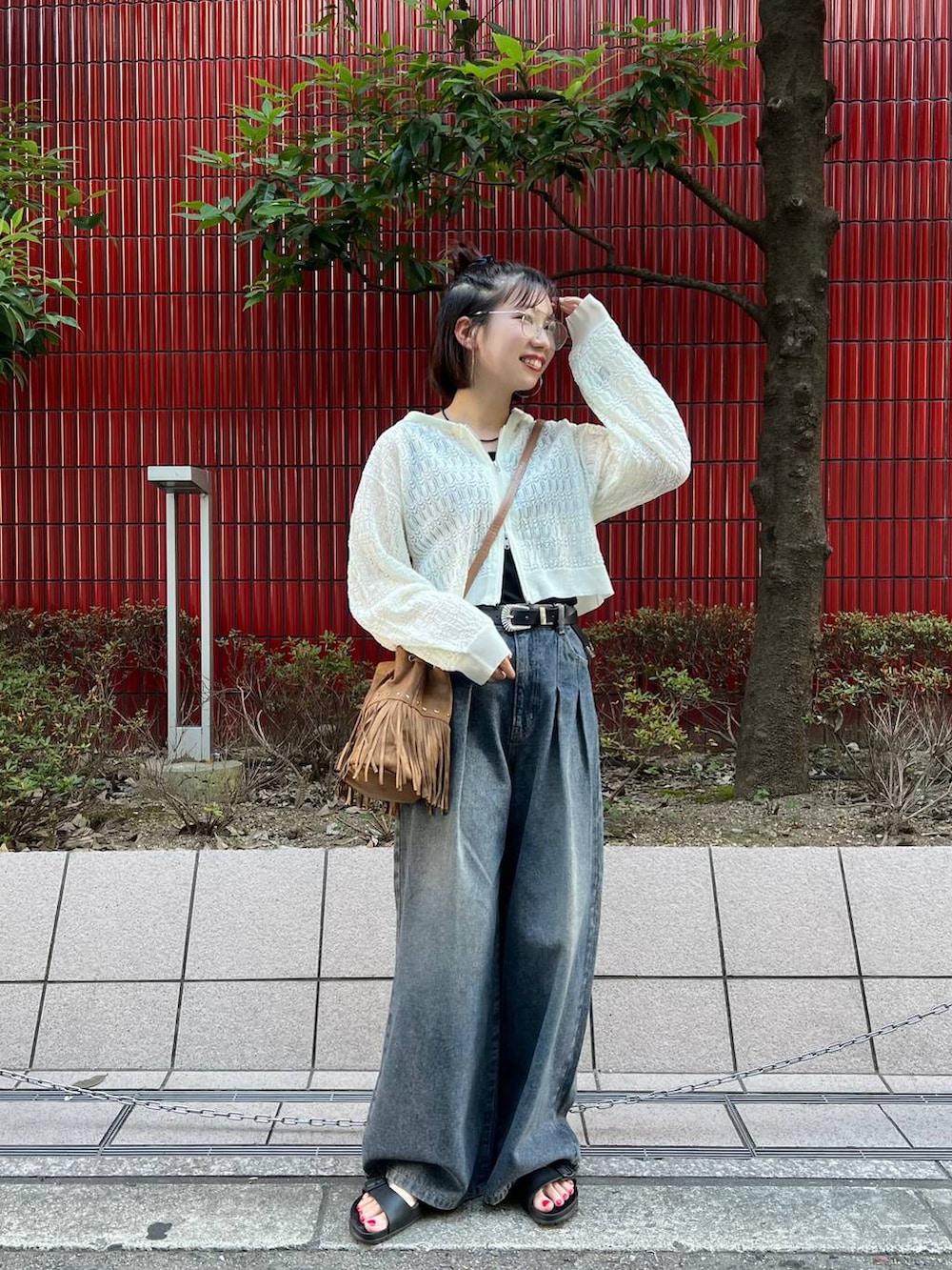 「ラフ、カジュアル、モード、夏コーデ、パーカー、PAGEBOY、デニムパンツ、大人カジュアル」｜「PAGEBOYの<WEB限定サイズあり>タックデニムパンツ（デニムパンツ、ブルー系）」を使った、tagochiさん（レディース・159cm）の夏コーディネートの2枚目の写真