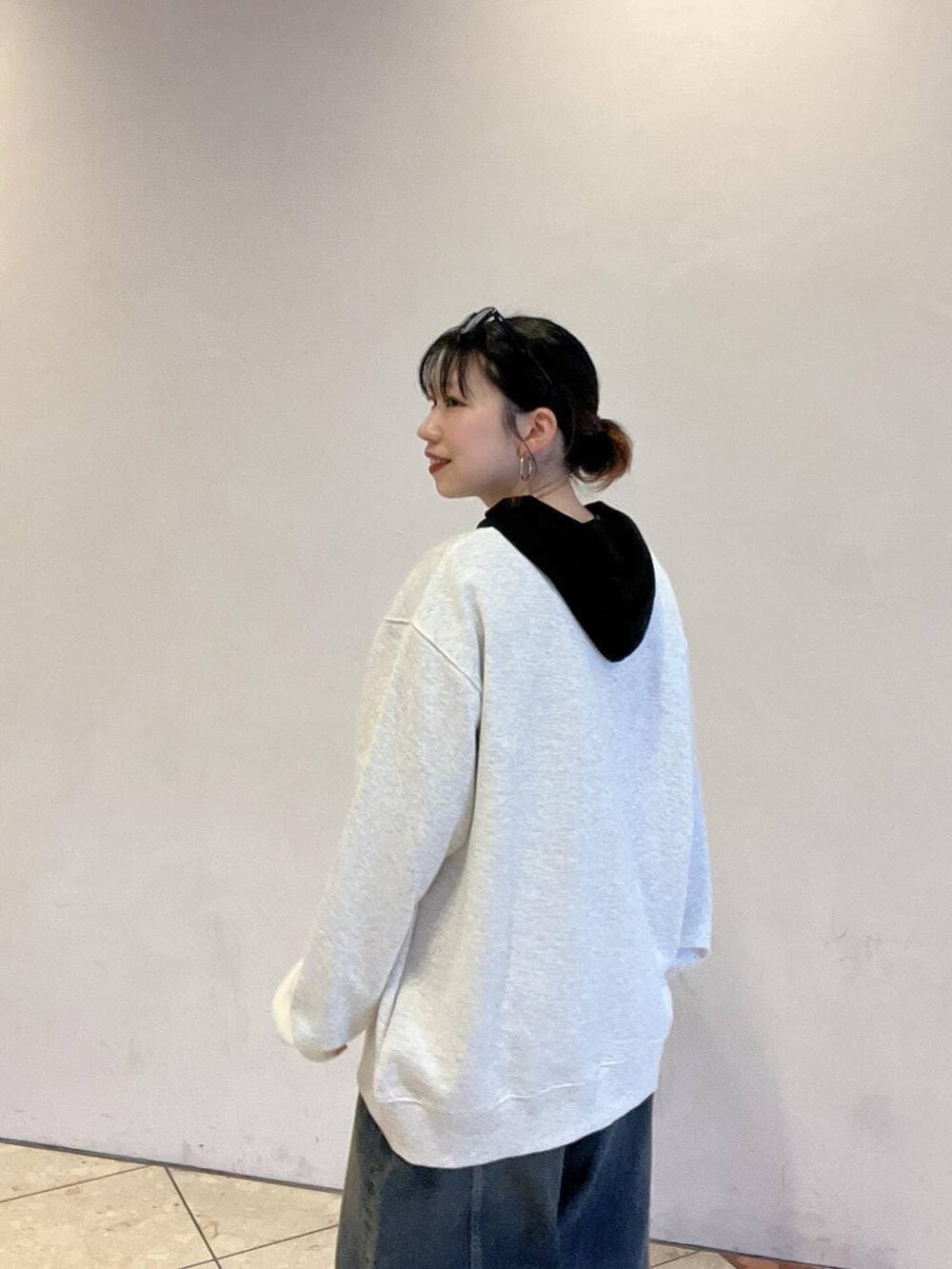 ブルー系のデニムパンツ、ブラック系のTシャツ/カットソー、グレー系のスウェットを着用したレディースの冬コーディネートの4枚目の写真