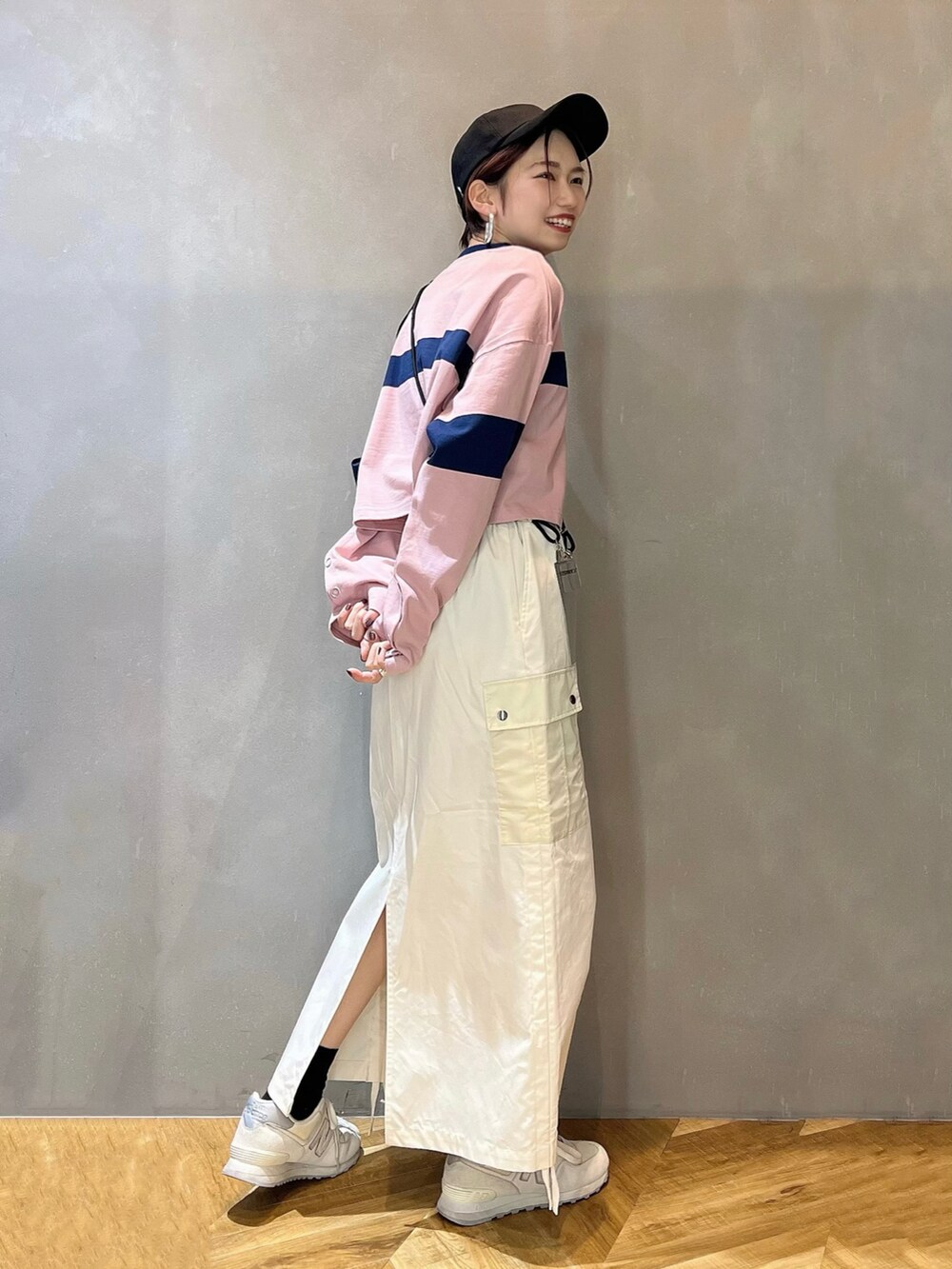 「私の推しブランド、JEANASiS、春コーデ、ピンク、ホワイト、ロンT、スカート、春カラー、スニーカー、キャップ、シンプルコーデ、おしゃれさんと繋がりたい、ショート丈トップス、オトナカジュアル」｜「JEANASISのカラースマホショルダー/181073（スマホグッズ、ブラック系）」を使った、tagochiさん（骨格ウェーブ・レディース・159cm）の冬コーディネートの3枚目の写真
