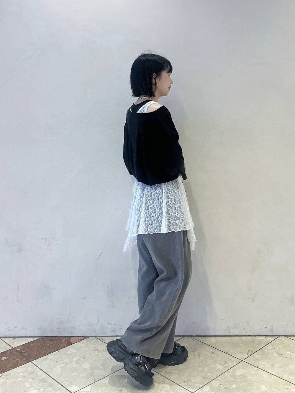 グレー系のスウェットパンツ、ブラック系のショルダーバッグ、ブラック系のTシャツ/カットソーを着用したレディースの夏コーディネートの3枚目の写真