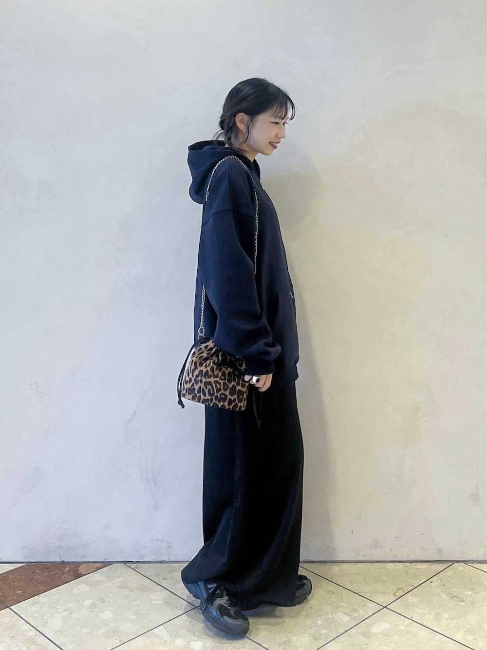 ブラック系のスカート、その他のハンドバッグ、ブルー系のパーカーを着用したレディースの冬コーディネートの2枚目の写真