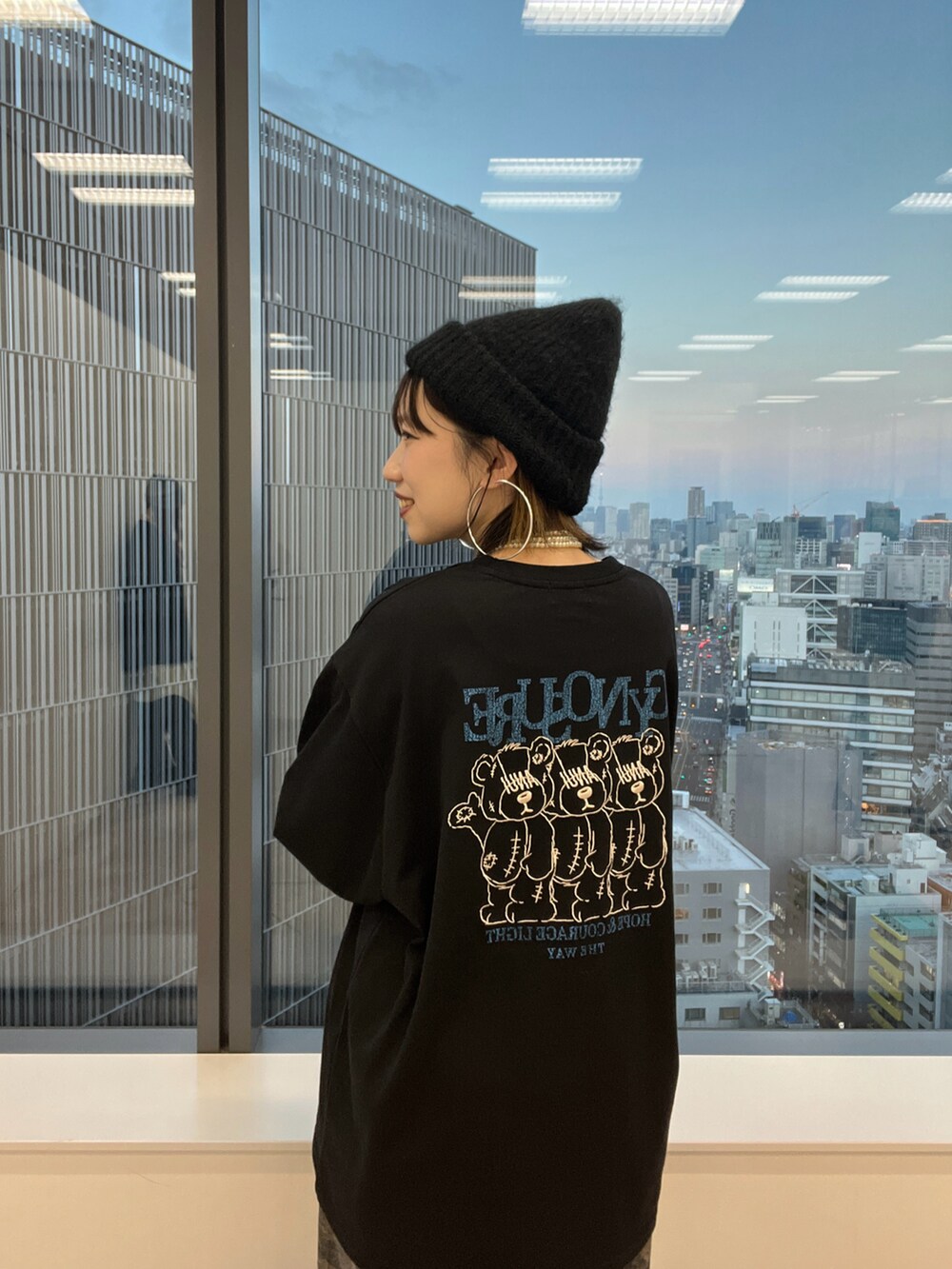 その他のデニムパンツ、ブラック系のTシャツ/カットソー、ホワイト系のネックレスを着用したレディースの冬コーディネートの2枚目の写真