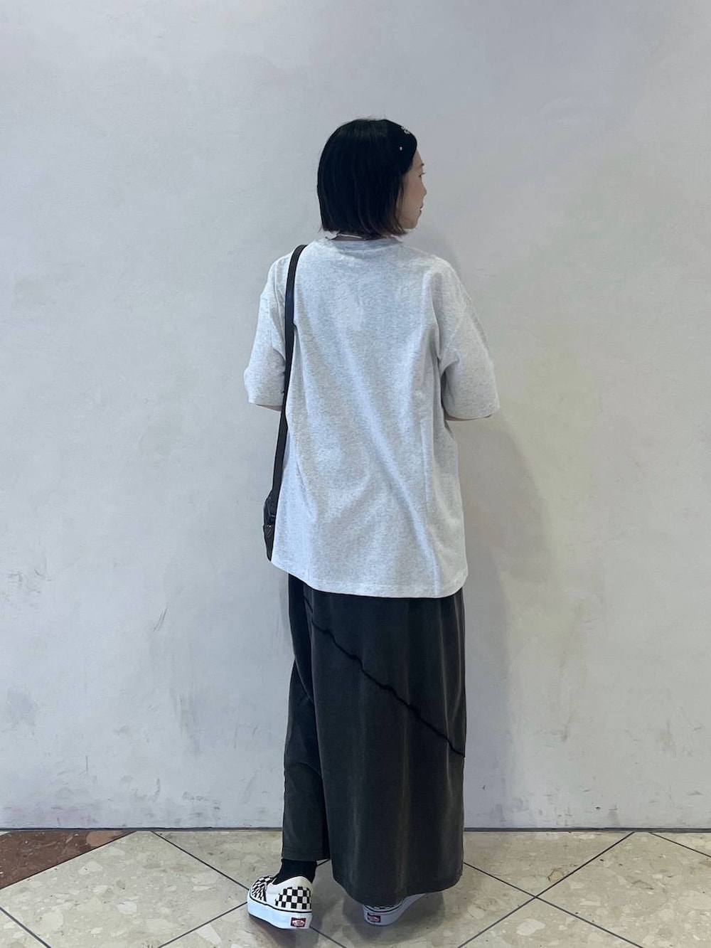 ブラック系のワンピース、ブラック系のショルダーバッグ、グレー系のTシャツ/カットソーを着用したレディースの夏コーディネートの3枚目の写真