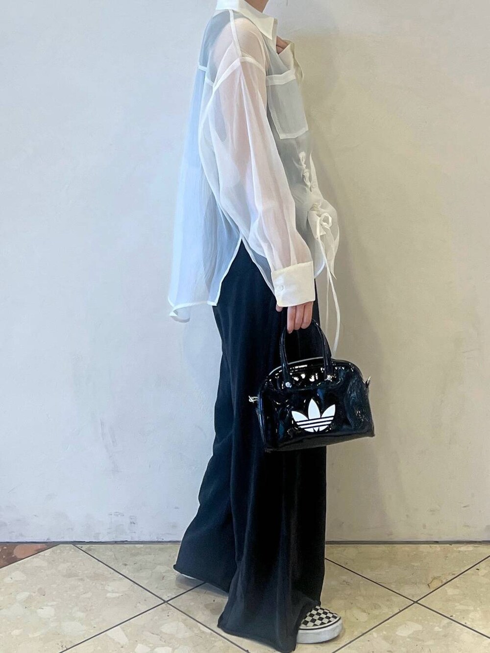 ブラック系のTシャツ/カットソー、ブラック系のスウェットパンツ、ホワイト系のシャツ/ブラウスを着用したレディースの夏コーディネートの2枚目の写真
