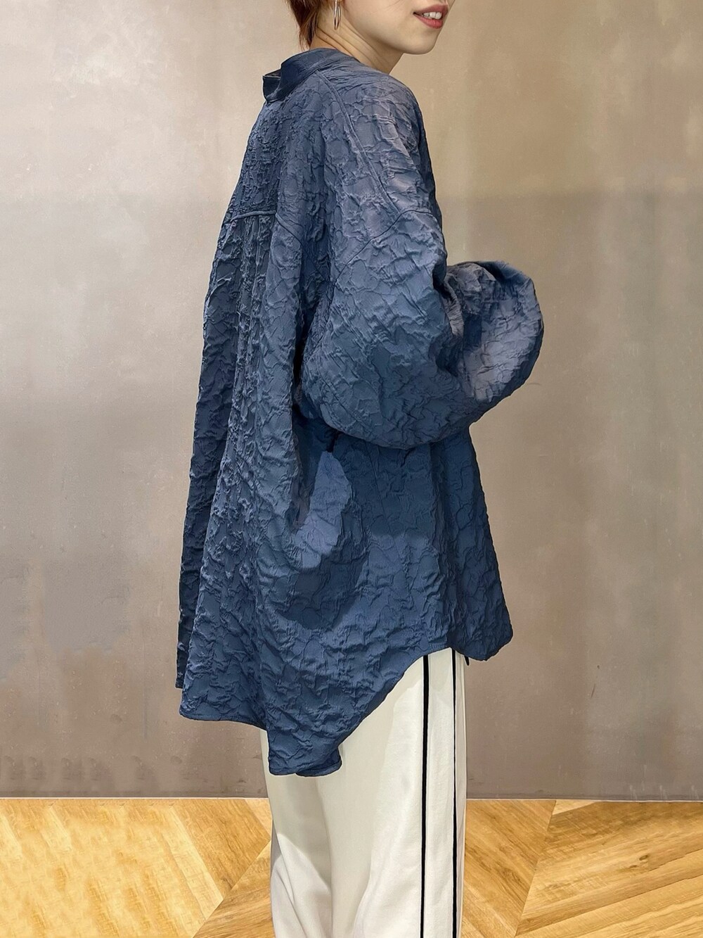 ホワイト系のその他パンツ、ブラック系のサンダル、ホワイト系のタンクトップを着用したレディースの春コーディネートの2枚目の写真