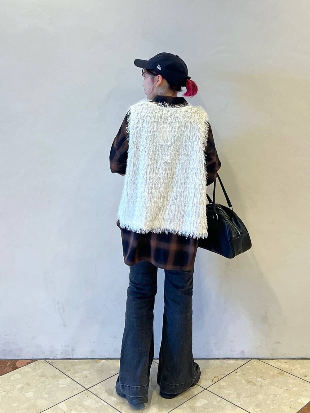 ブラウン系のシャツ/ブラウス、グレー系のデニムパンツ、ホワイト系のベストを着用したレディースの秋コーディネートの3枚目の写真