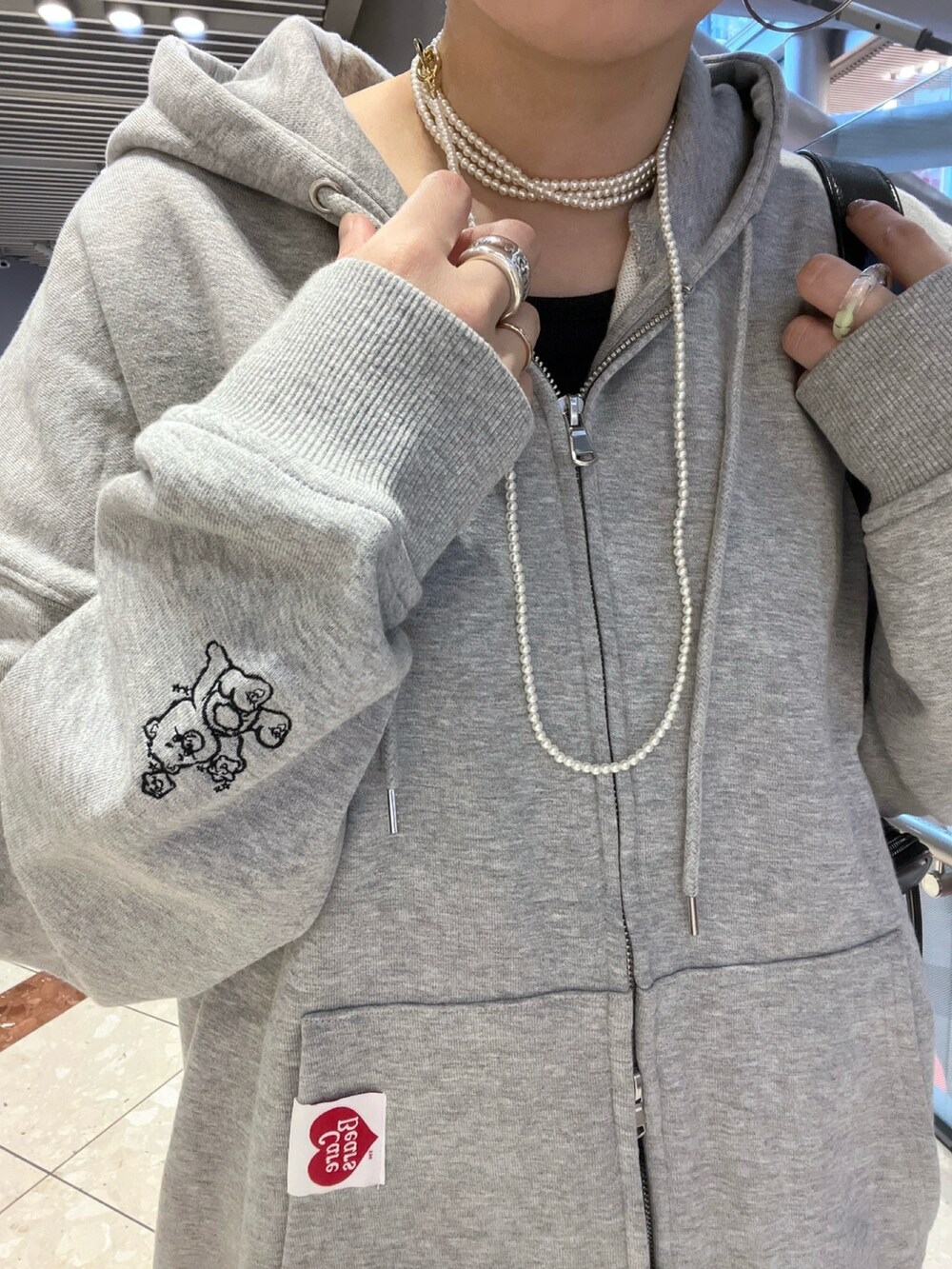 「春コーデ、パーカー、スラックス、パンツスタイル、PAGEBOY、オトナカジュアル、大人カジュアル、ワイドパンツ、シンプルコーデ、シンプル」｜「PAGEBOYのストライプMIXスラックス（スラックス、ブラック系）」を使った、tagochiさん（レディース・159cm）の春コーディネートの3枚目の写真