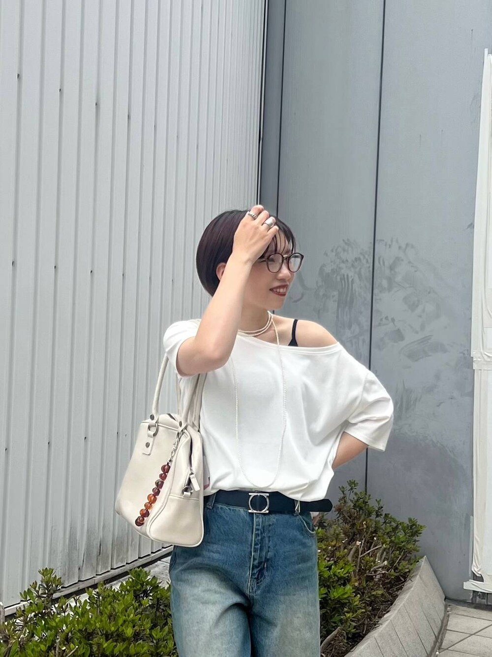 「ラフ、カジュアル、モード、Tシャツ、デニムパンツ、スニーカー、大人カジュアル、春夏コーデ、PAGEBOY、PBLIM」｜「JEANASISの【new balance】MR530/128591（その他シューズ、ブラック系）」を使った、tagochiさん（レディース・159cm）の春コーディネートの2枚目の写真
