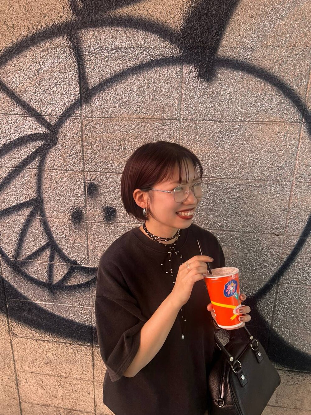 その他のその他パンツ、ブラック系のショルダーバッグ、ブラック系のTシャツ/カットソーを着用したレディースの夏コーディネートの2枚目の写真