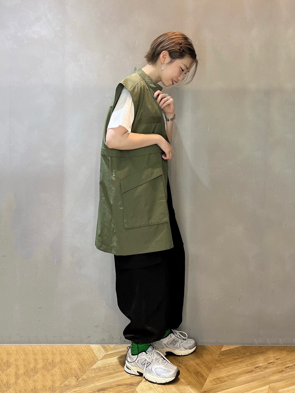 ホワイト系のTシャツ/カットソー、ブラック系のカーゴパンツ、グリーン系のジャケット/アウターを着用したレディースの春コーディネートの3枚目の写真