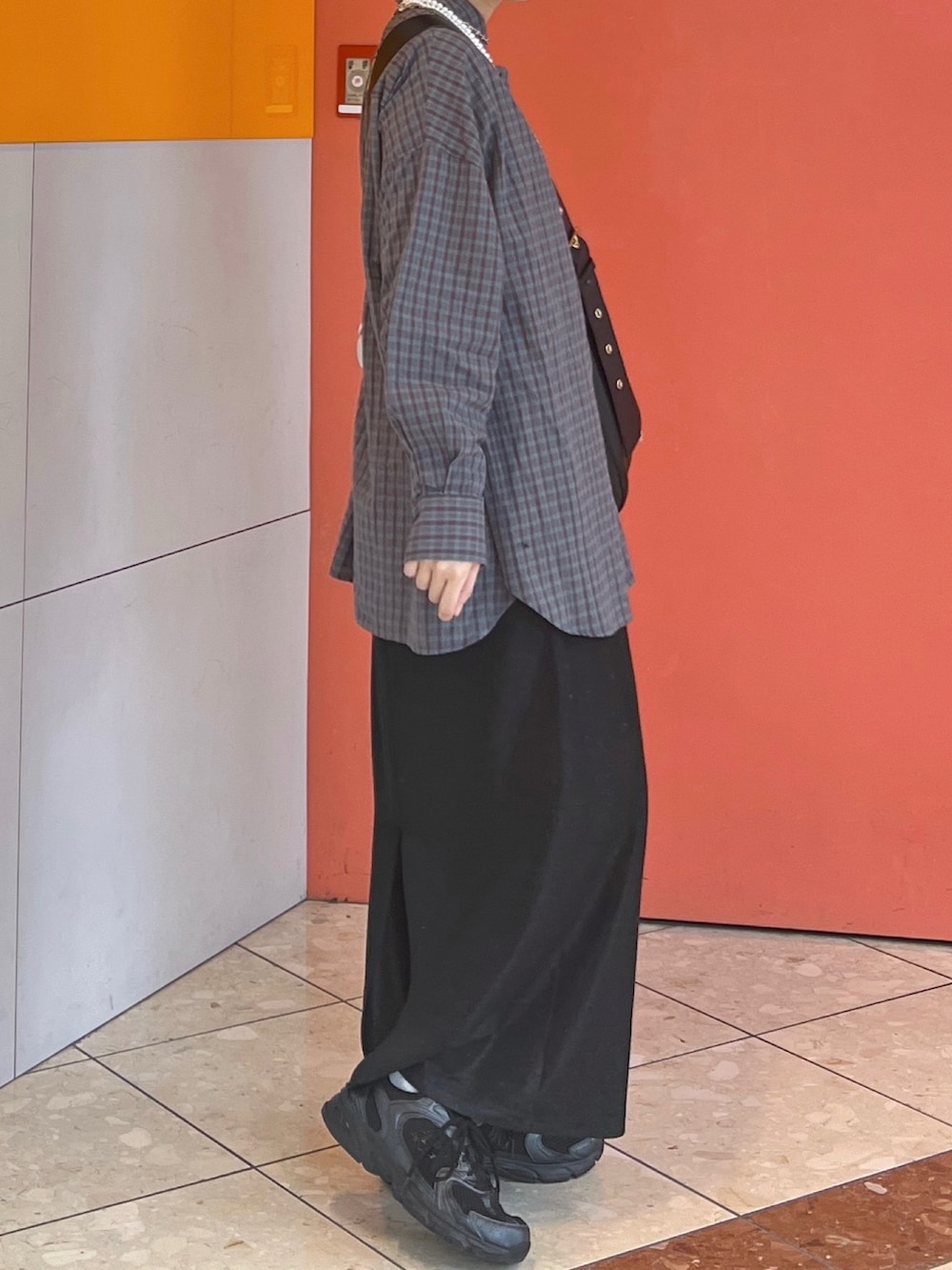 ブラック系のその他シューズ、ブラック系のスカート、ブルー系のシャツ/ブラウスを着用したレディースの春コーディネートの2枚目の写真