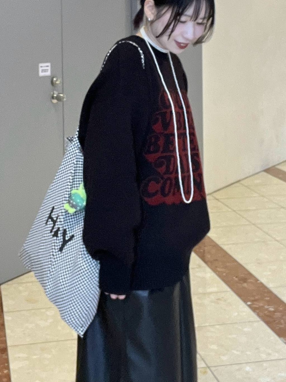 ブラック系のその他パンツ、ブラック系のニット/セーターを着用したレディースの秋コーディネートの2枚目の写真