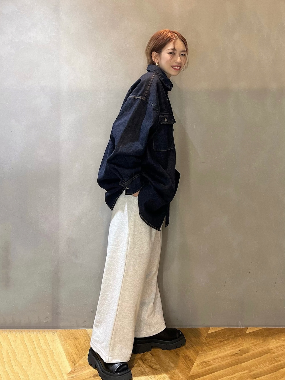「春服デビュー宣言、春コーデ、オトナ女子、オトナカジュアル、デニムシャツ、スウェットパンツ、おしゃれさんと繋がりたい、オーバーサイズ、カジュアルコーデ、シンプルコーデ、JEANASiS、ビッグシルエット」｜「JEANASISのウエストドロストスウェットルーズパンツ/190351（スウェットパンツ、グレー系）」を使った、tagochiさん（骨格ウェーブ・レディース・159cm）の春コーディネートの2枚目の写真