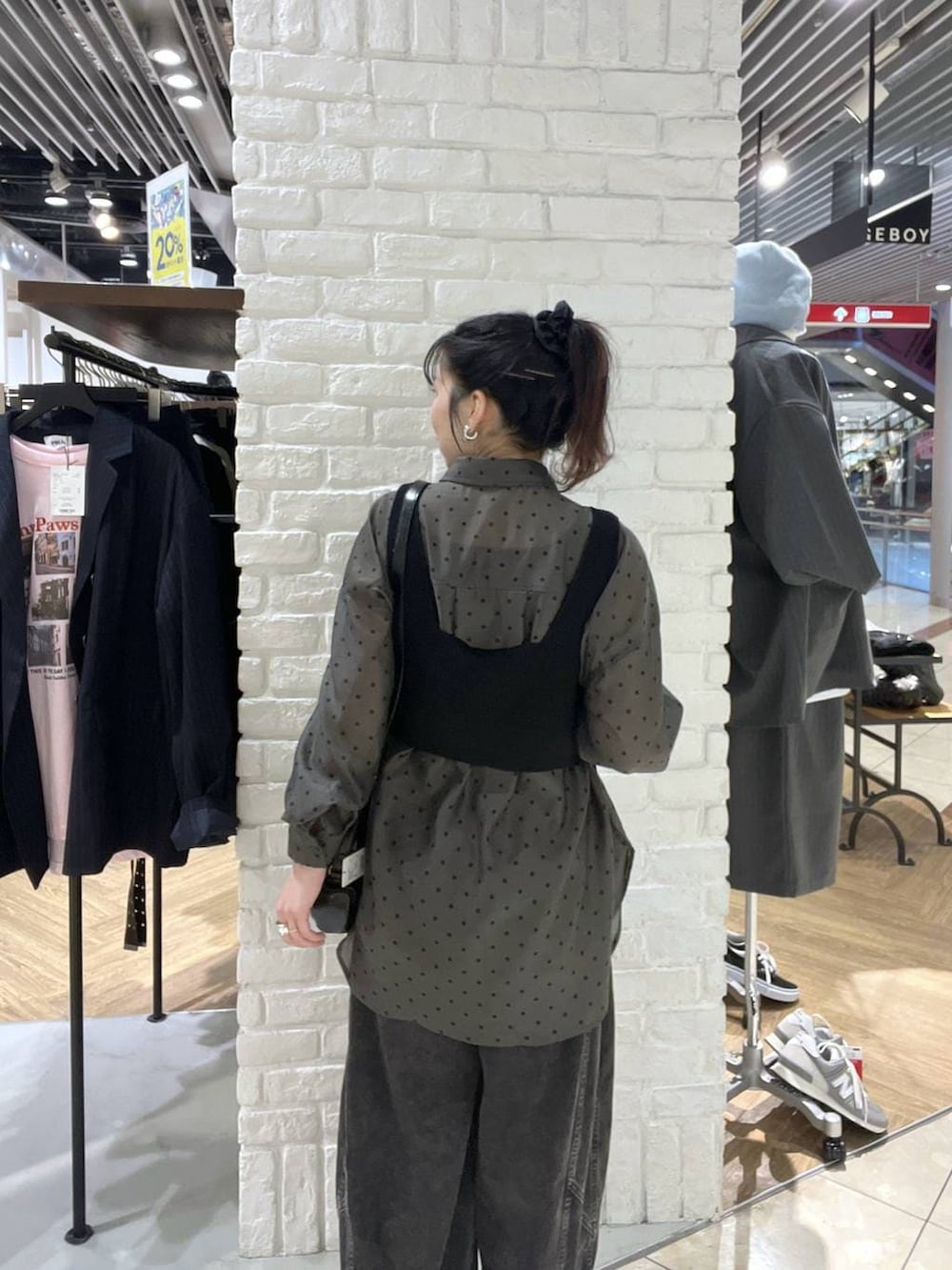 ブラック系のデニムパンツ、ブラック系のショルダーバッグ、ブラック系のその他トップスを着用したレディースの春コーディネートの3枚目の写真