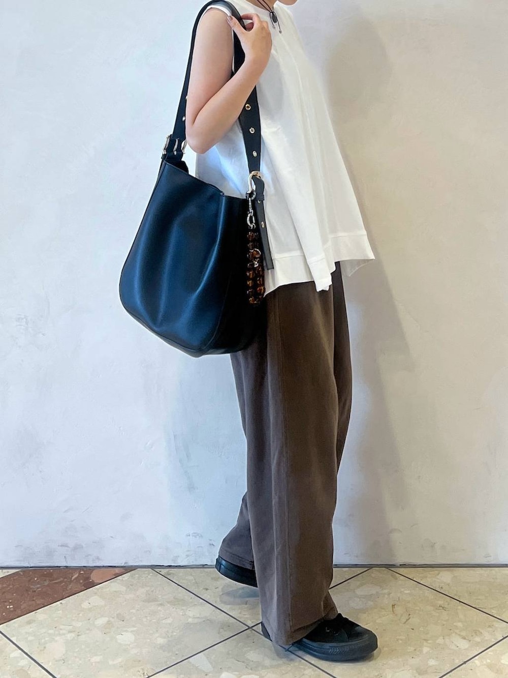 「ラフ、カジュアル、モード、JEANASIS、LOWRYS FARM、夏コーデ、スウェットパンツ」｜「eLの【eL】Big Shoulder Bag/184697（ショルダーバッグ、ブラック系）」を使った、tagochiさん（レディース・159cm）の夏コーディネートの3枚目の写真