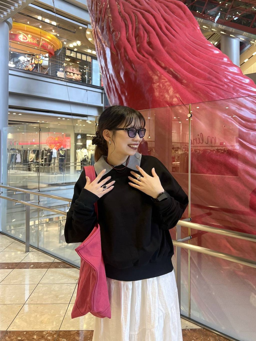 ブラック系のスウェット、ホワイト系のスカート、グレー系のカーディガン/ボレロを着用したレディースの冬コーディネートの2枚目の写真