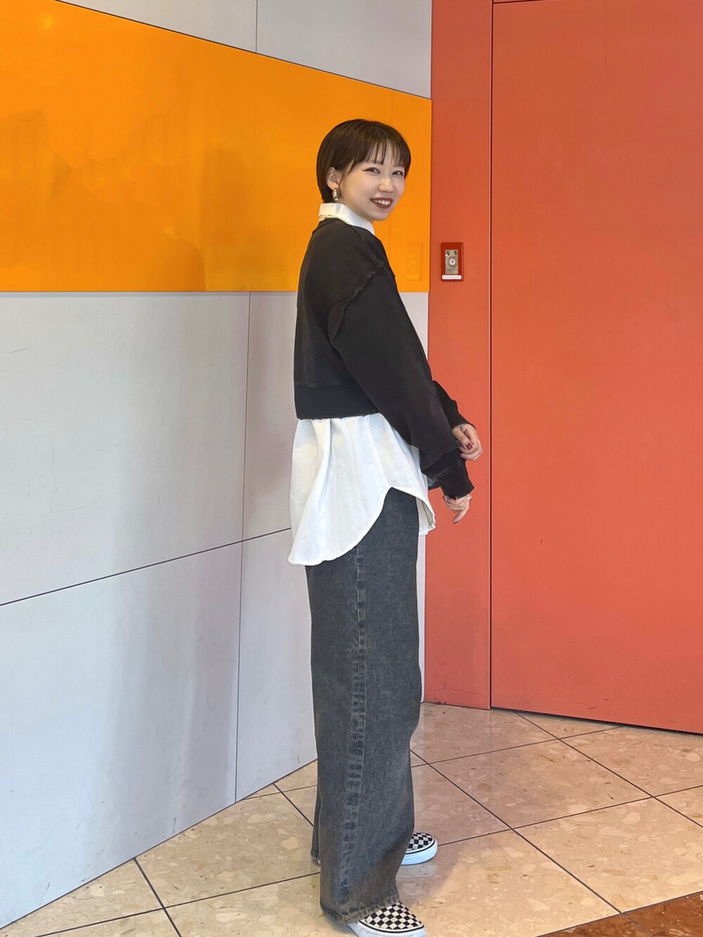 「JEANASIS、PAGEBOY、デニム、レイヤードスタイル、シャツスタイル、スウェット、カジュアル、カジュアルコーデ、アパレルスタッフ、春コーデ、オトナカジュアル、VANS、スニーカー」｜「JEANASISのタックデニムワイドパンツ/974143（デニムパンツ、ブルー系）」を使った、tagochiさん（レディース・159cm）の冬コーディネートの3枚目の写真