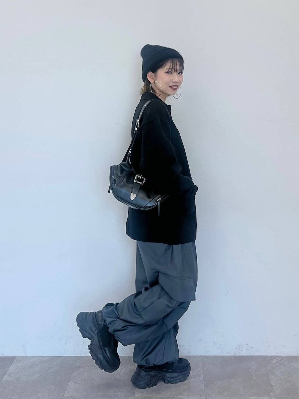 ブラック系のブーツ、グレー系のカーゴパンツ、ブラック系のカーディガン/ボレロを着用したレディースの冬コーディネートの2枚目の写真