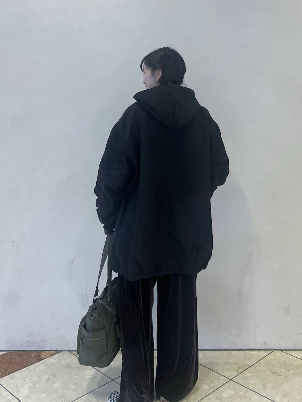 グリーン系のボストンバッグ、ブラック系のブルゾン、ブラウン系のその他パンツを着用したレディースの秋コーディネートの3枚目の写真