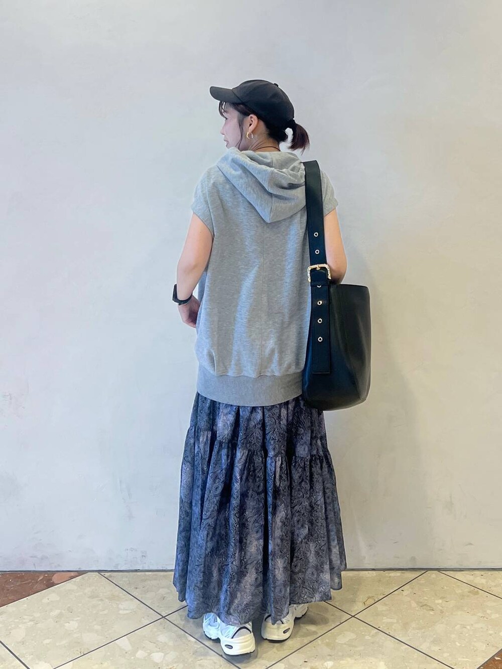 「ラフ、カジュアル、モード、夏コーデ、体型カバー、ゆったり、PAGEBOY、LOWRYS FARM」｜「eLの【eL】Big Shoulder Bag/184697（ショルダーバッグ、ブラック系）」を使った、tagochiさん（レディース・159cm）の夏コーディネートの2枚目の写真