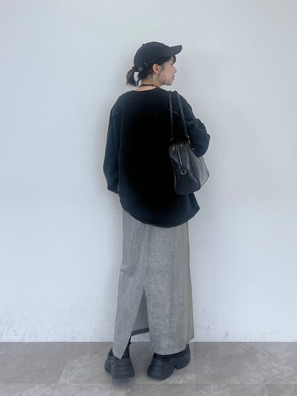 「ラフ、カジュアル、モード、PAGEBOY、スウェット、スカート、体型カバー、ゆったり」｜「PAGEBOYのレースアップソックスブーツ（ブーツ、ブラック系）」を使った、tagochiさん（レディース・159cm）の冬コーディネートの3枚目の写真