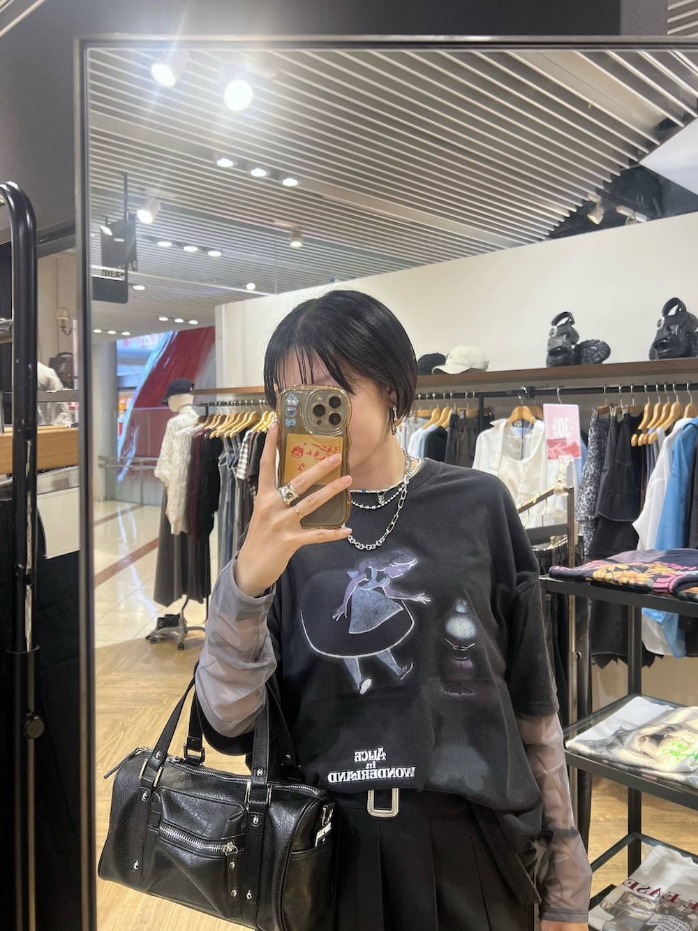 ブラック系のショルダーバッグ、グレー系のTシャツ/カットソー、ホワイト系のTシャツ/カットソーを着用したレディースの夏コーディネートの2枚目の写真