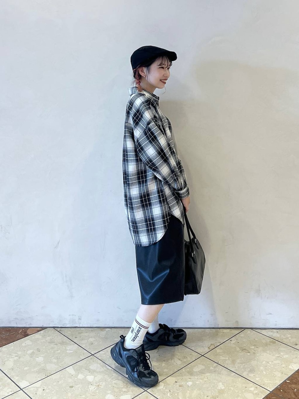 ブラック系のボストンバッグ、ブラック系のその他パンツ、ブラック系のシャツ/ブラウスを着用したレディースの秋コーディネートの3枚目の写真