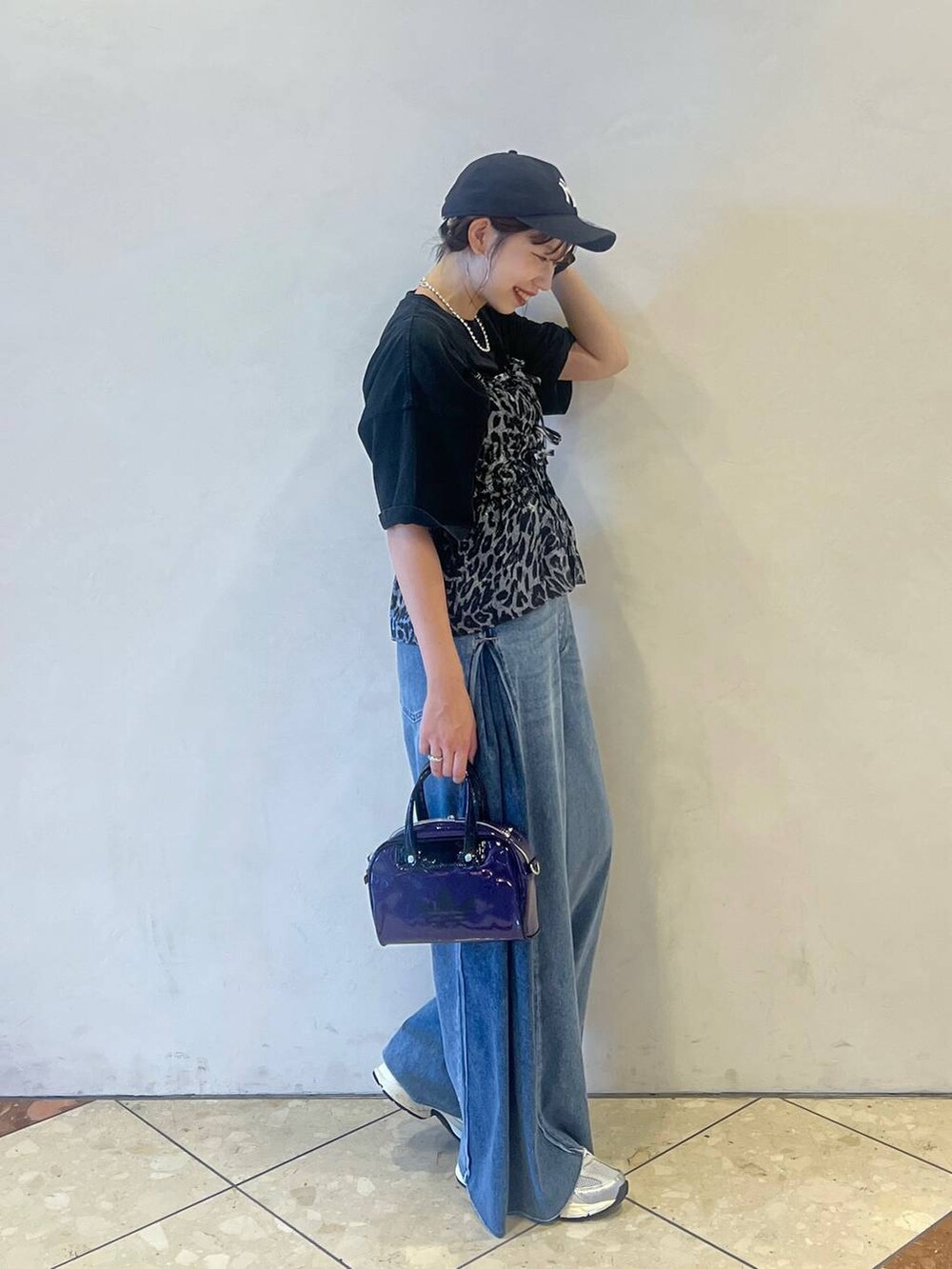 パープル系のTシャツ/カットソー、ブルー系のデニムパンツ、その他のキャミソールを着用したレディースの秋コーディネートの2枚目の写真