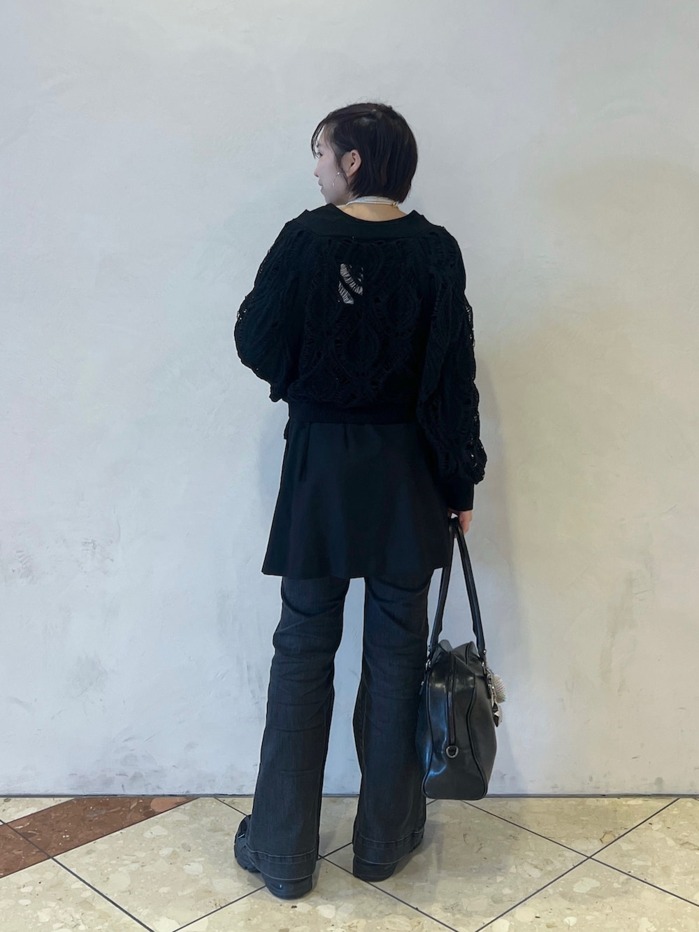 グレー系のデニムパンツ、ブラック系のその他シューズ、ブラック系のスカートを着用したレディースの春コーディネートの5枚目の写真