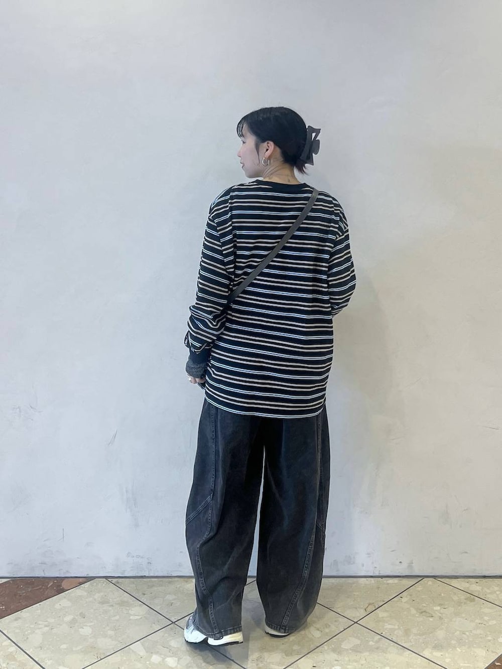 ブルー系のTシャツ/カットソー、ブラック系のデニムパンツ、グレー系のショルダーバッグを着用したレディースの春コーディネートの3枚目の写真