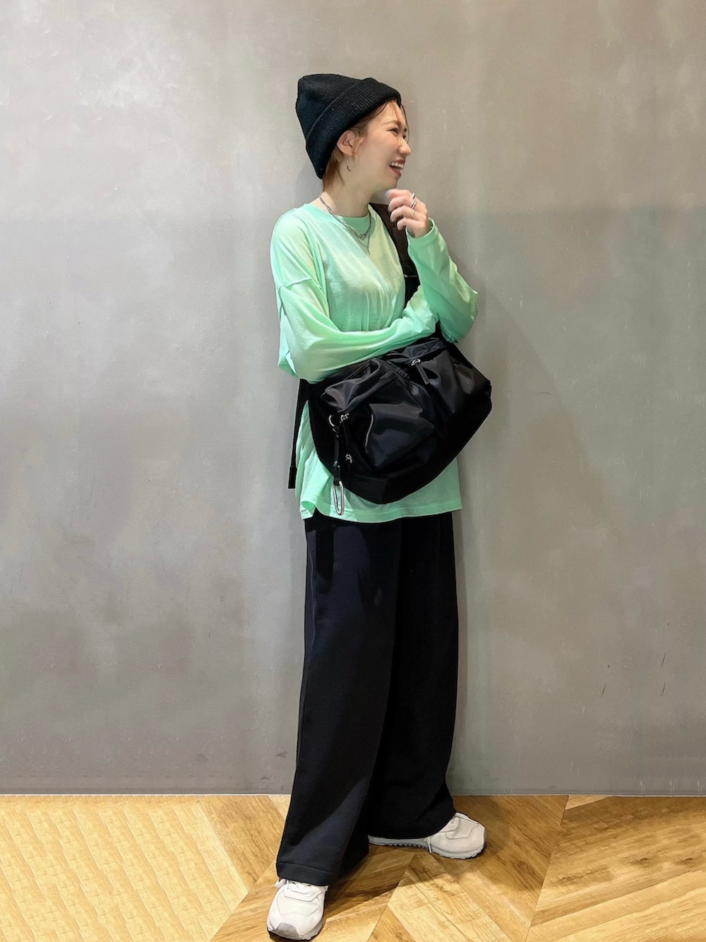 「春服デビュー宣言、グリーン、ロンT、春コーデ、カジュアルコーデ、スウェットパンツ、ショルダーバッグ」｜「NEW BALANCEのアイテム（スニーカー、ホワイト系）」を使った、tagochiさん（骨格ウェーブ・レディース・159cm）の春コーディネートの2枚目の写真