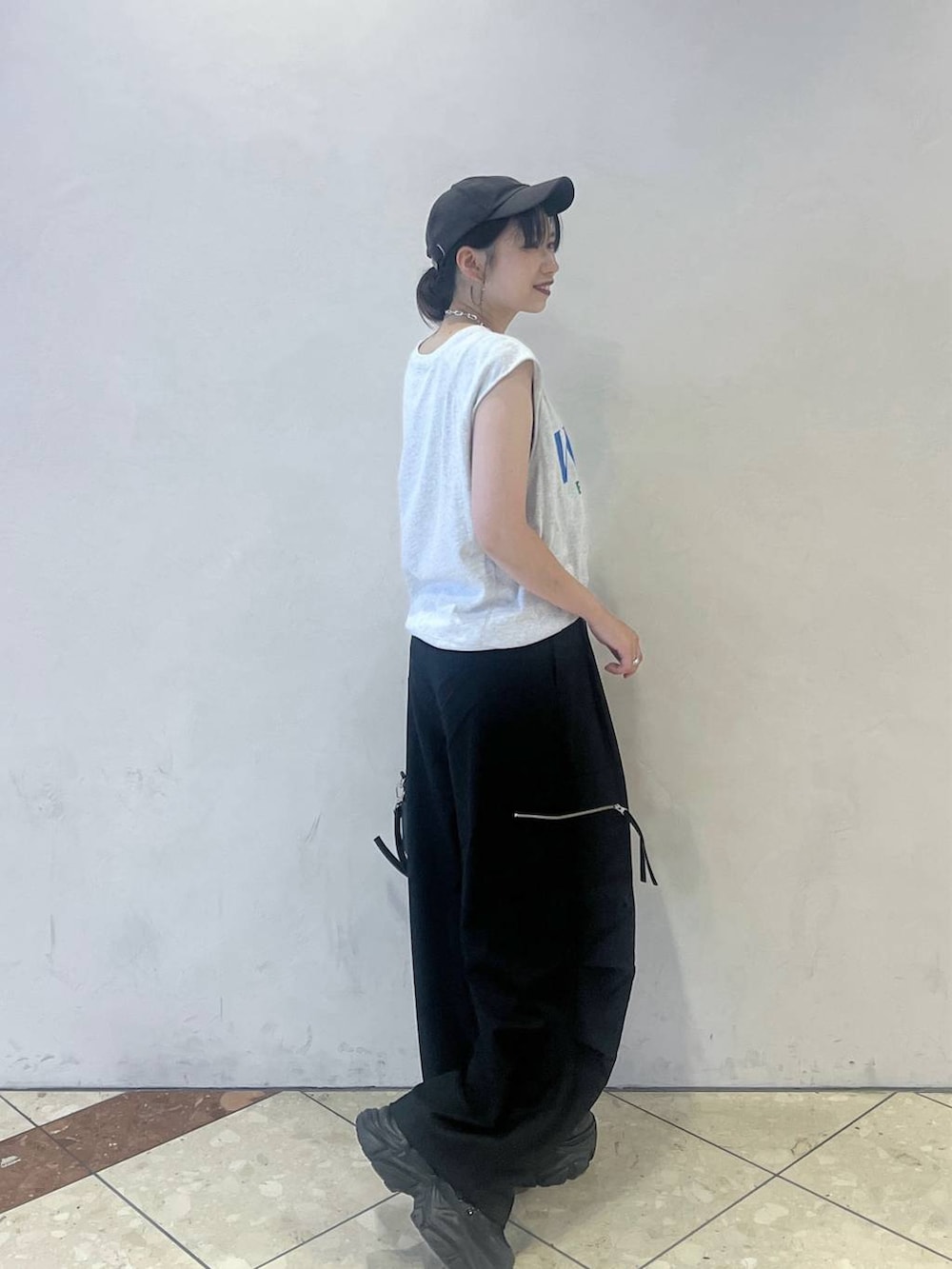 ブラック系のショルダーバッグ、ブラック系のカーゴパンツ、グレー系のTシャツ/カットソーを着用したレディースの夏コーディネートの2枚目の写真