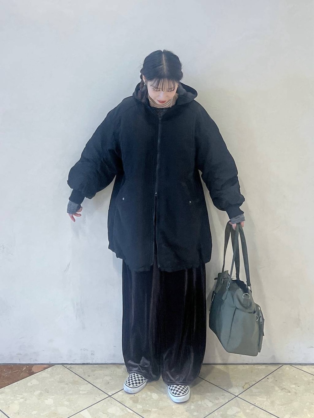 グリーン系のボストンバッグ、ブラック系のブルゾン、ブラウン系のその他パンツを着用したレディースの秋コーディネートの2枚目の写真