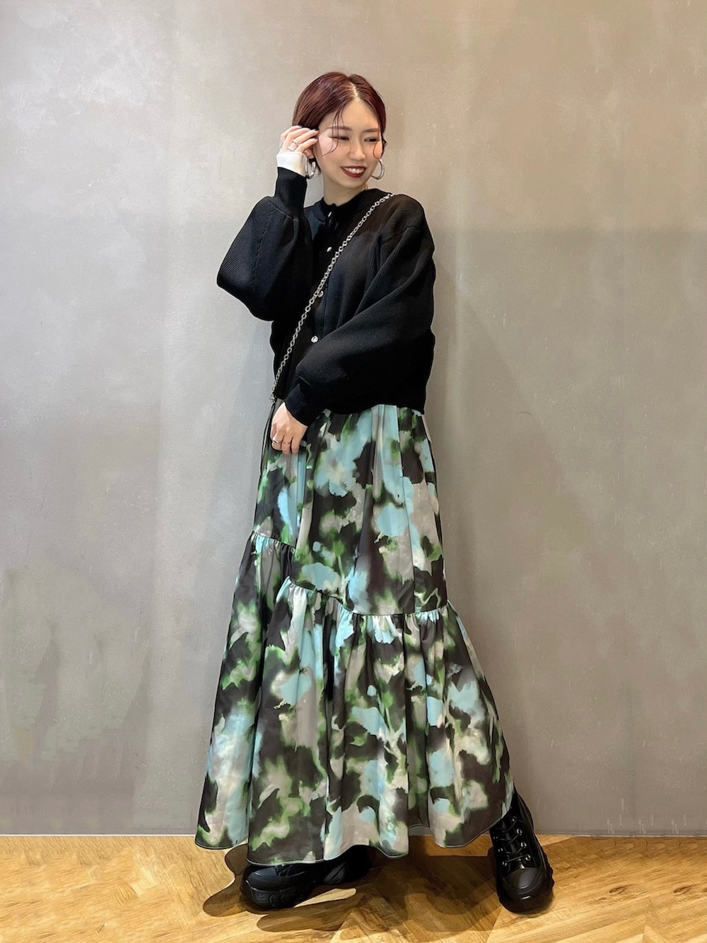 「オトナカジュアル、シンプルコーデ、スカート、カーディガン、春コーデ、ブラック、JEANASiS、柄スカート、デートスタイル（WOMEN）、ほめられ本命コーデ」｜「JEANASISのレースアップスニーカーブーツ/182863（ブーツ、ブラック系）」を使った、tagochiさん（骨格ウェーブ・レディース・159cm）の冬コーディネートの2枚目の写真