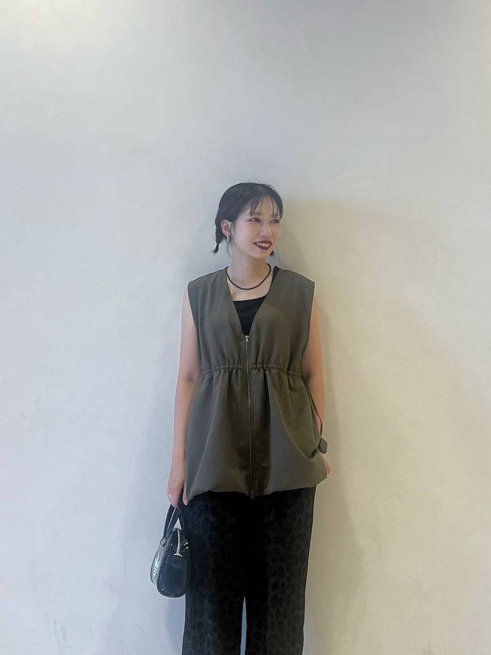 グレー系のその他パンツ、ブラック系のスウェットパンツ、ブラウン系のベストを着用したレディースの夏コーディネートの2枚目の写真