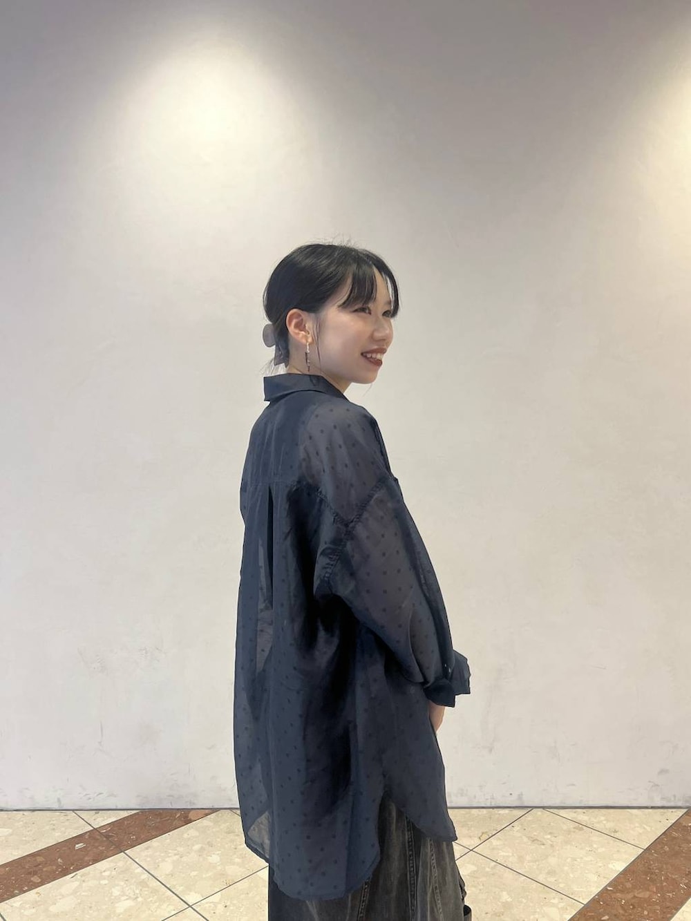 ブラック系のスニーカー、ブラック系のデニムパンツ、ブラック系のショルダーバッグを着用したレディースの夏コーディネートの2枚目の写真