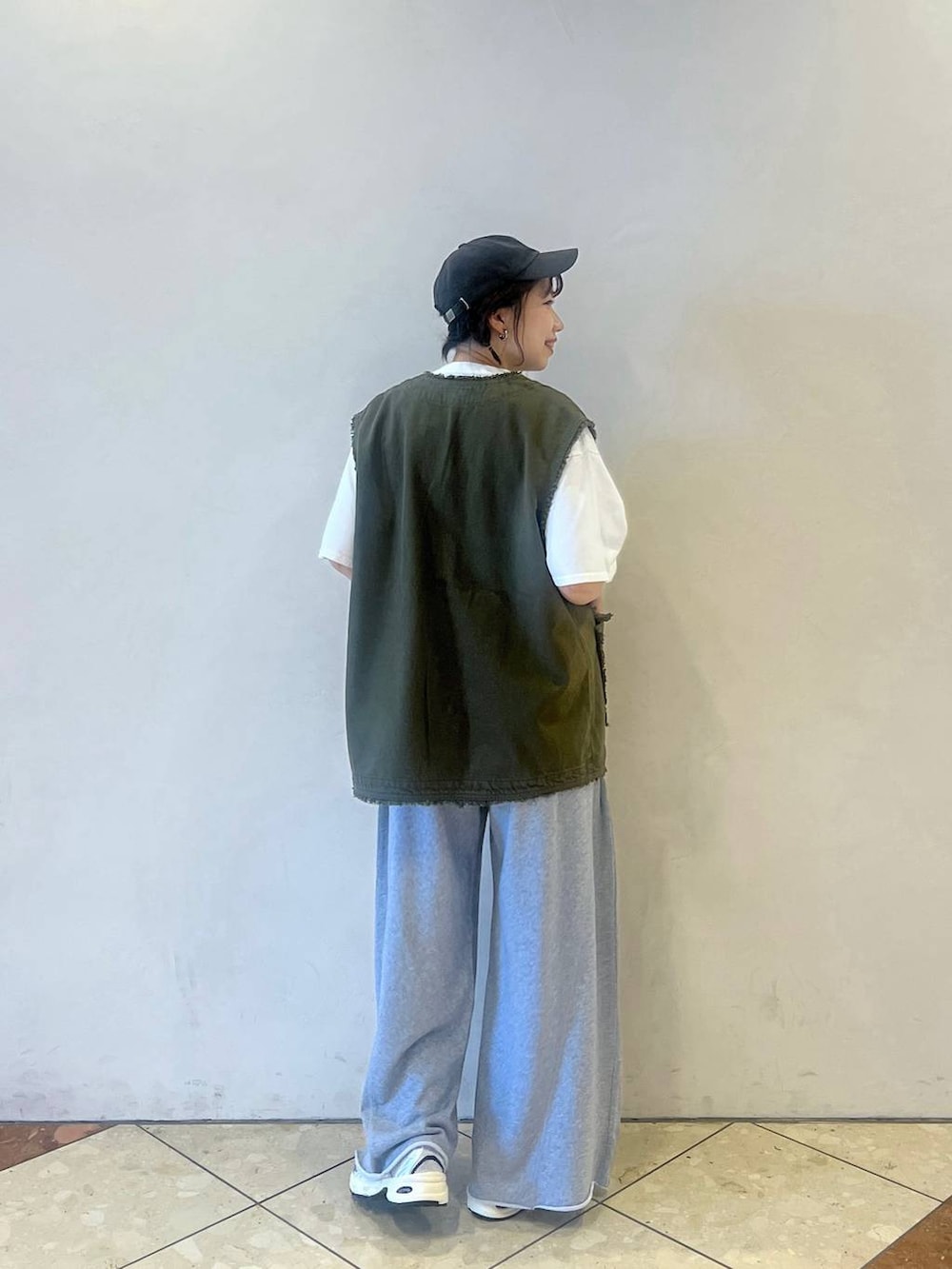 「ラフ、カジュアル、モード、PAGEBOY、PBLIM、夏コーデ、ベスト、スウェットパンツ」｜「PBLIMの《UNISEX》ミックスワイドロゴTシャツ（Tシャツ/カットソー、ホワイト系）」を使った、tagochiさん（レディース・159cm）の夏コーディネートの3枚目の写真