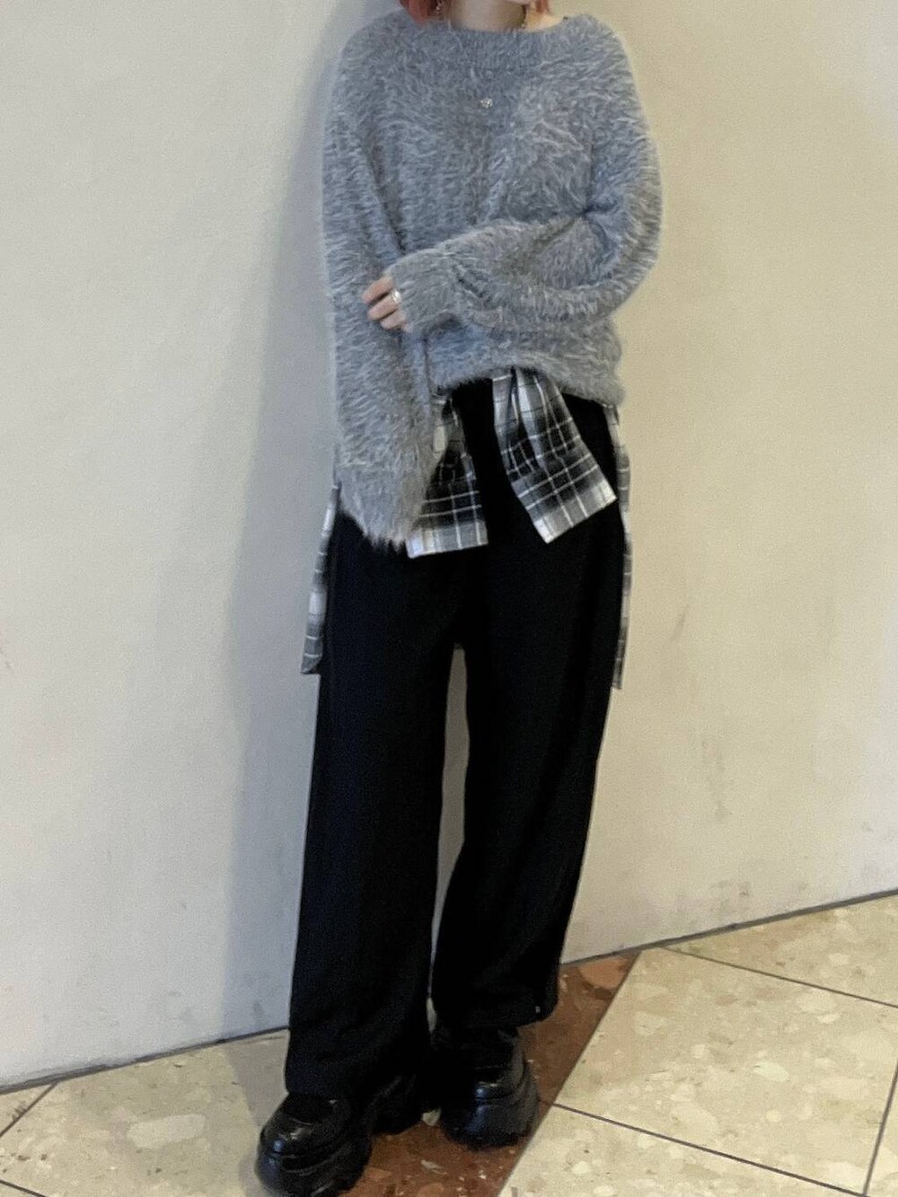 ブラック系のブーツ、ブラック系のスラックス、ブラック系のシャツ/ブラウスを着用したレディースの秋コーディネートの3枚目の写真