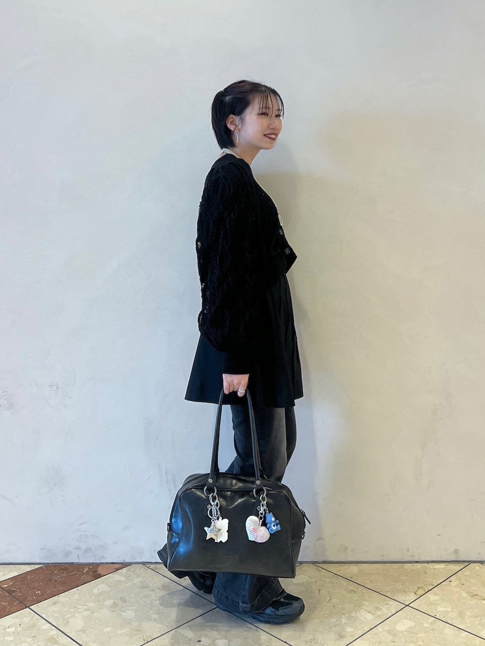 グレー系のデニムパンツ、ブラック系のその他シューズ、ブラック系のスカートを着用したレディースの春コーディネートの2枚目の写真