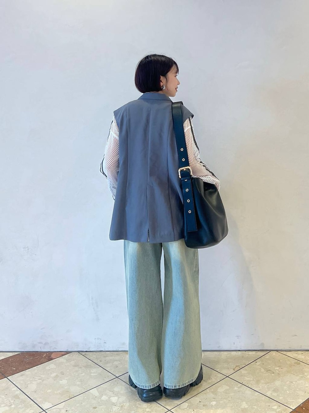 「ラフ、カジュアル、モード、春夏コーデ、PAGEBOY、デニムパンツ、ベスト、スニーカー」｜「PAGEBOYのプラットチャンキースニーカー（スニーカー、ブラック系）」を使った、tagochiさん（レディース・159cm）の春コーディネートの4枚目の写真