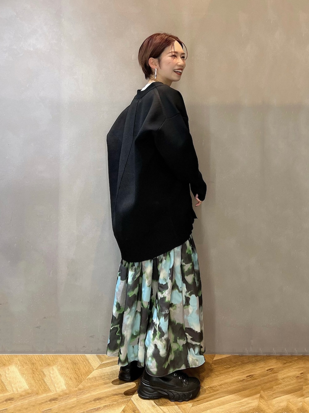 「オトナカジュアル、シンプルコーデ、スカート、カーディガン、春コーデ、ブラック、JEANASiS、柄スカート、デートスタイル（WOMEN）、ほめられ本命コーデ」｜「JEANASISのレースアップスニーカーブーツ/182863（ブーツ、ブラック系）」を使った、tagochiさん（骨格ウェーブ・レディース・159cm）の冬コーディネートの3枚目の写真