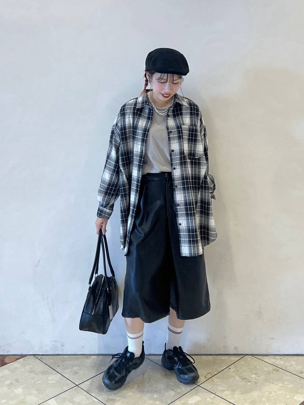ブラック系のボストンバッグ、ブラック系のその他パンツ、ブラック系のシャツ/ブラウスを着用したレディースの秋コーディネートの2枚目の写真